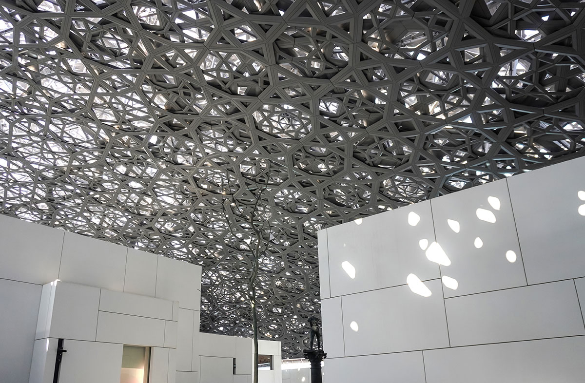 Louvre Museum Panoramic Hall.jpg